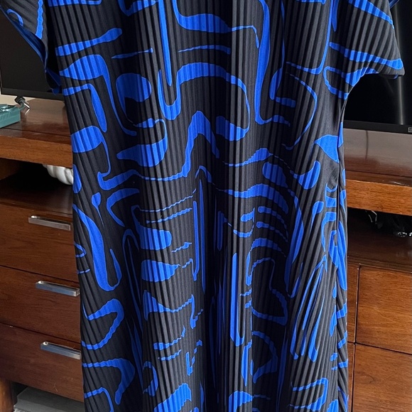 Dress in Black and cobalt abstract pattern - Picture 6 of 12